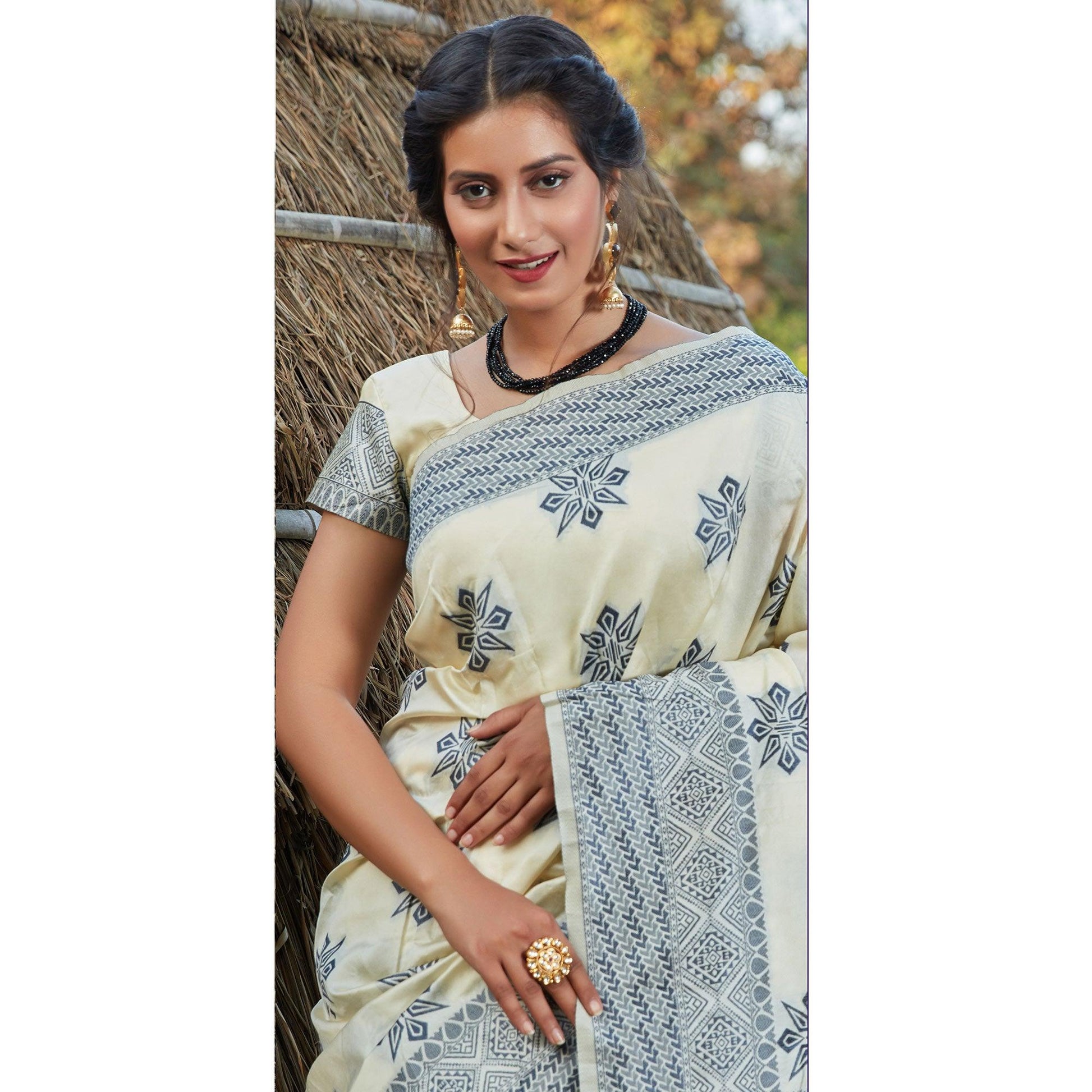Flamboyant Offwhite Colored Festive Wear Woven Banarasi Silk Saree