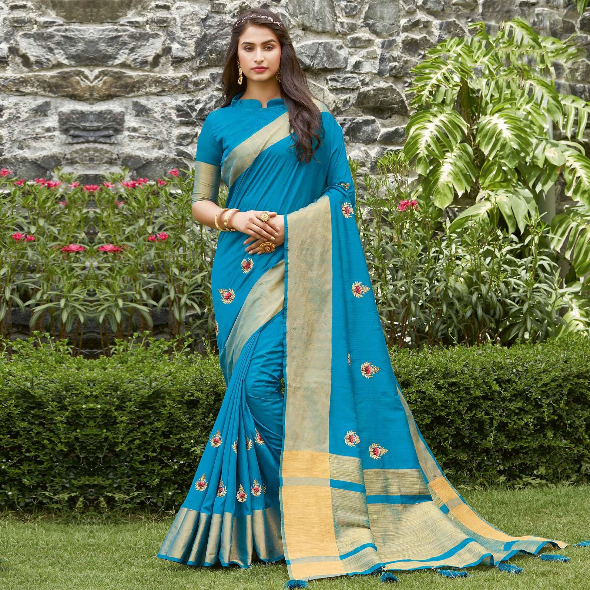 Flattering Blue Colored Festive Wear Woven Handloom Silk Saree