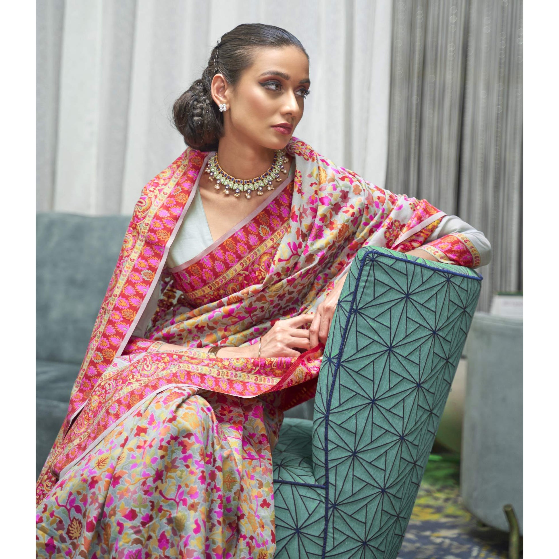 Gleaming Green Coloured Festive Wear Handloom Woven Silk Saree