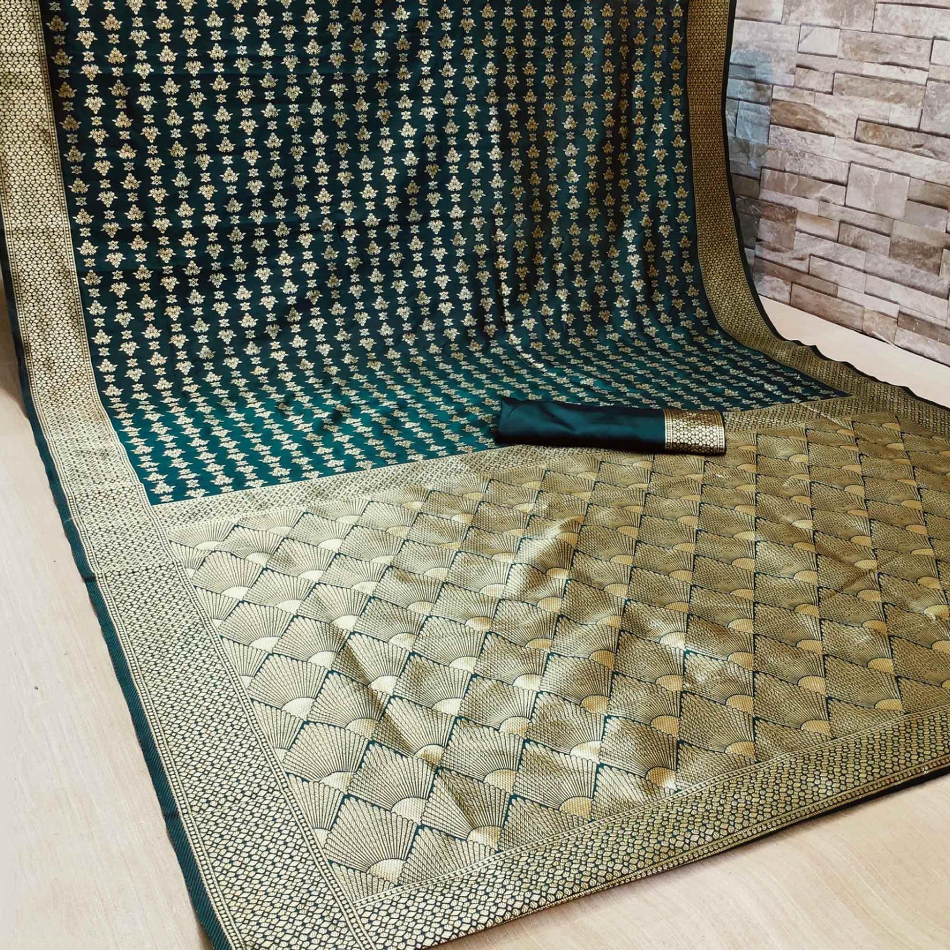 graceful-green-colored-festive-wear-woven-banarasi-silk-saree-103529