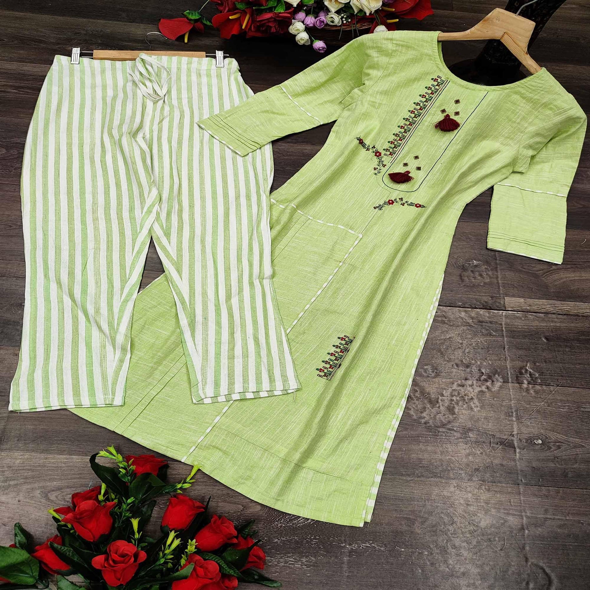 green-casual-wear-embroidered-cotton-kurti-pant-set-118686