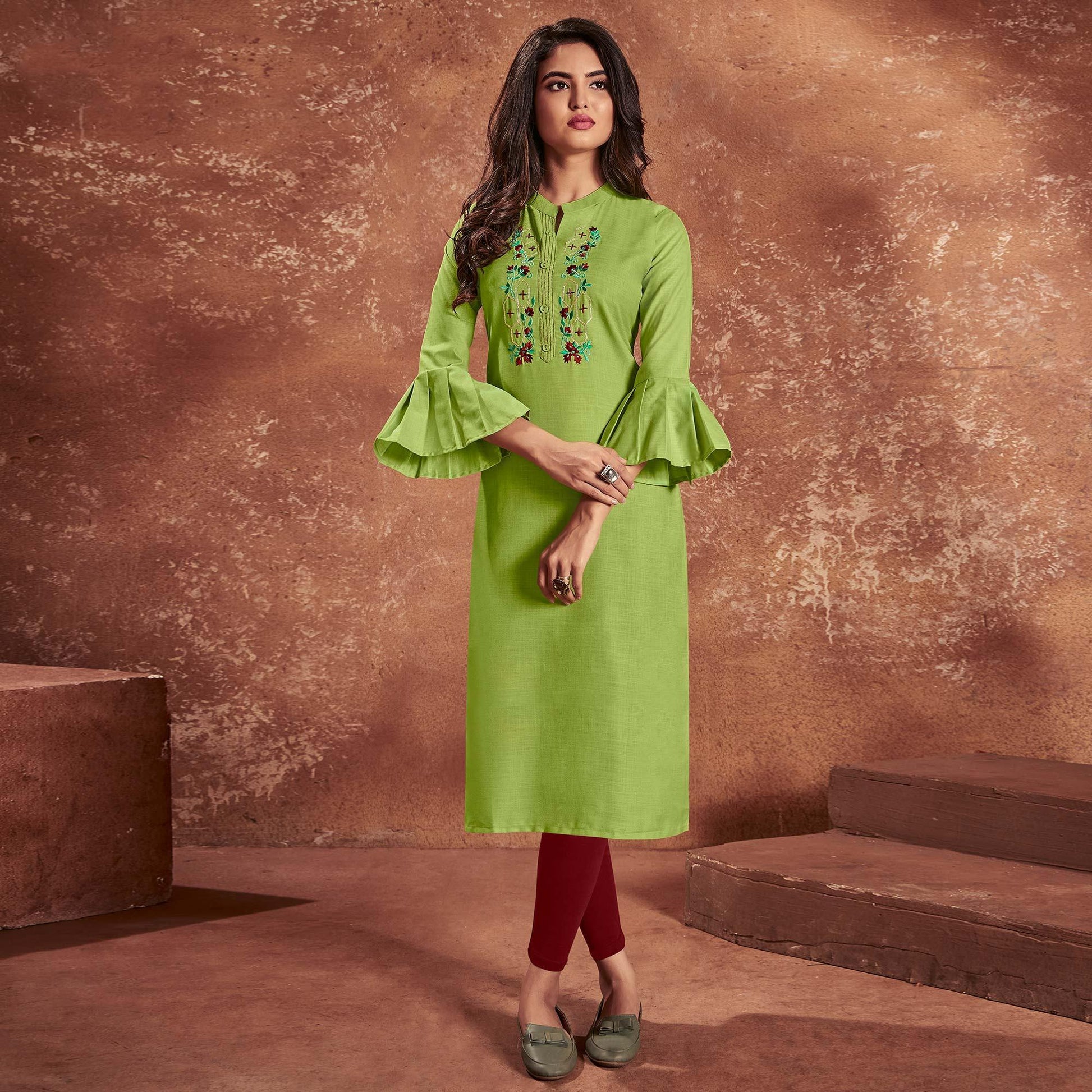 green-casual-wear-embroidered-cotton-kurti-140284