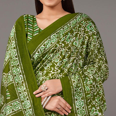 green-casual-wear-floral-printed-art-silk-saree-135419
