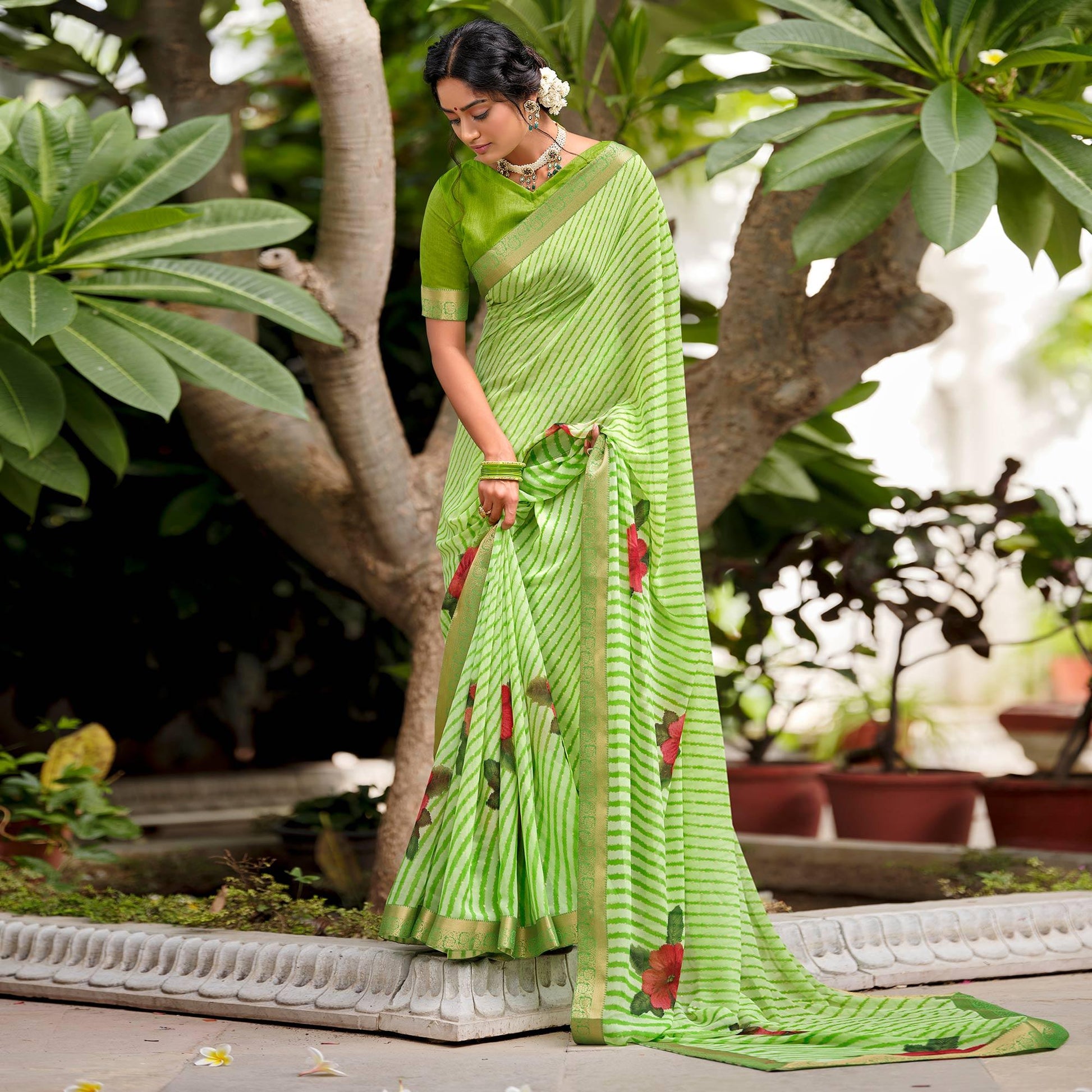 green-casual-wear-floral-with-striped-printed-georgette-saree-127247