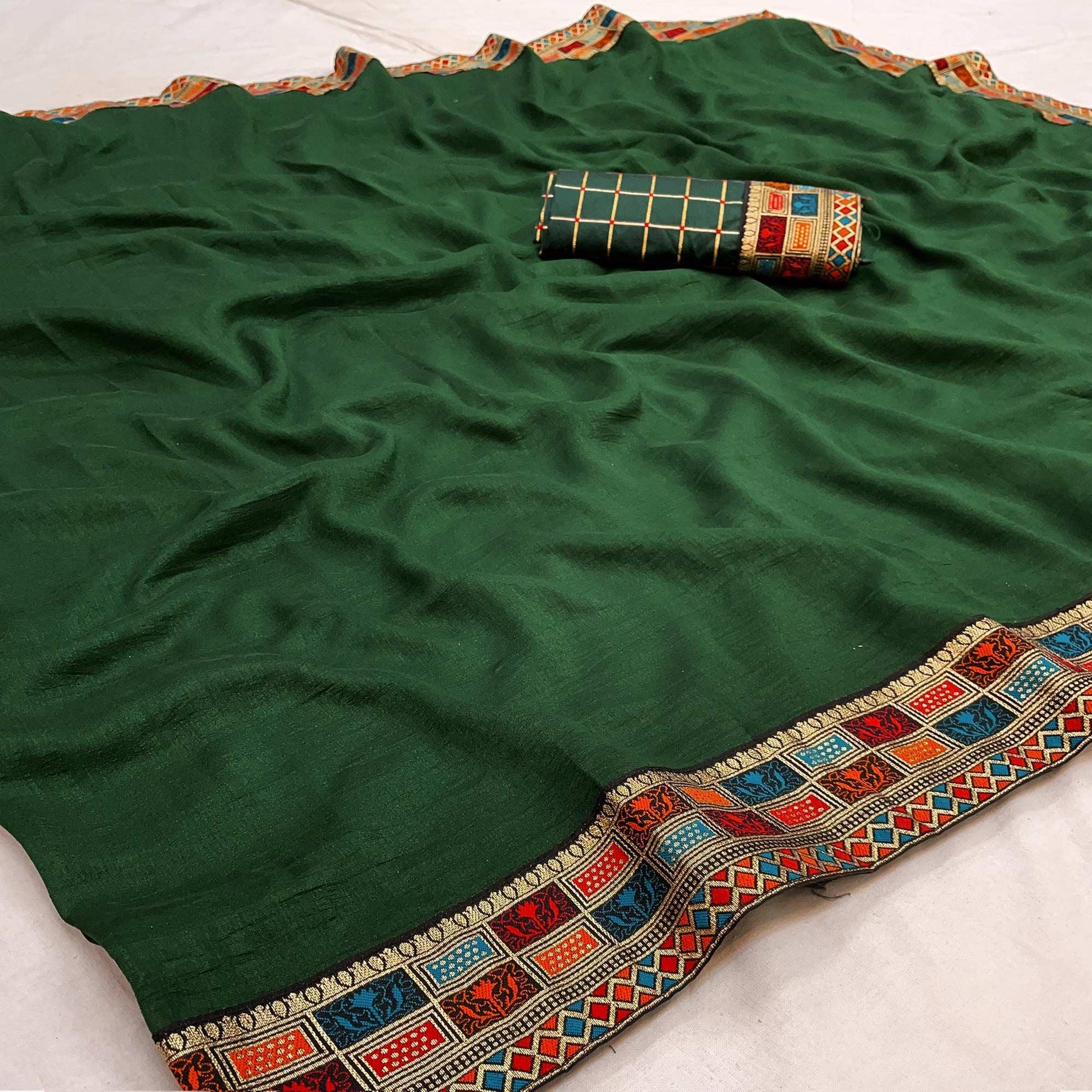 green-casual-wear-jacquard-lace-border-silk-saree-with-tassels-139263
