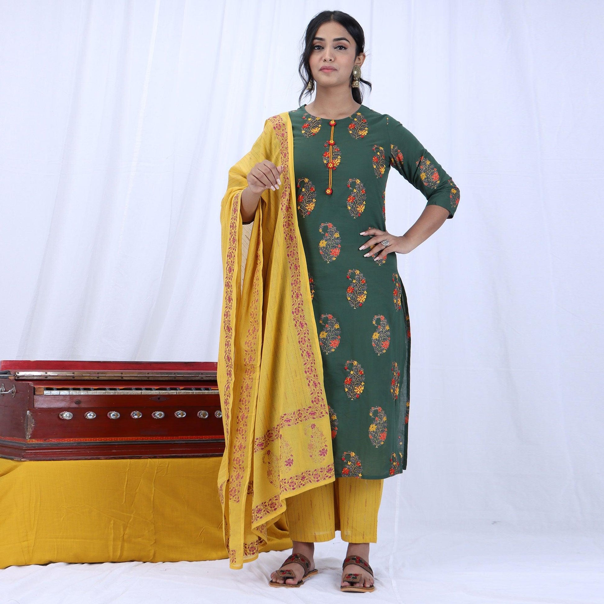 green-casual-wear-printed-cotton-kurti-pant-set-with-dupatta-122758