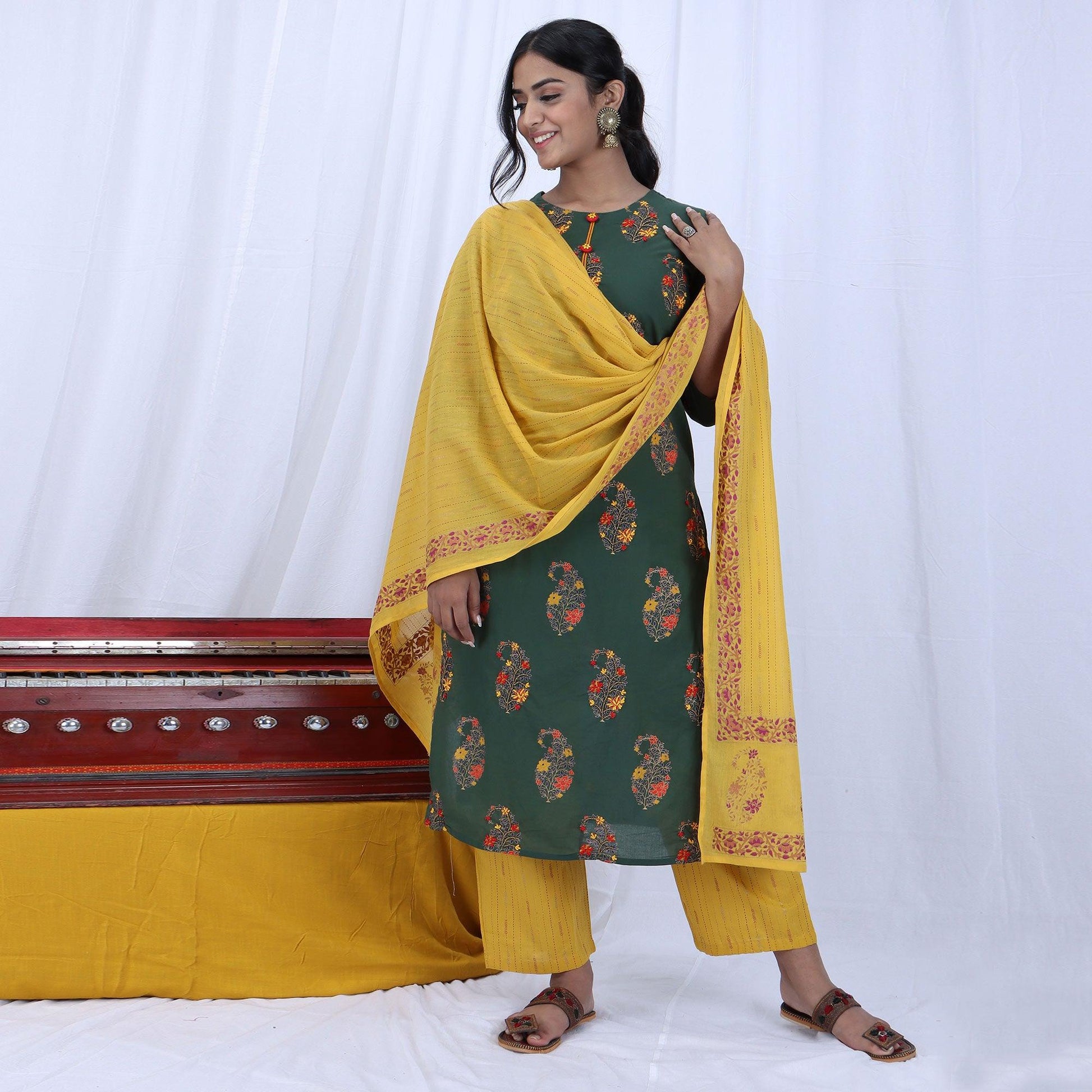 green-casual-wear-printed-cotton-kurti-pant-set-with-dupatta-122758