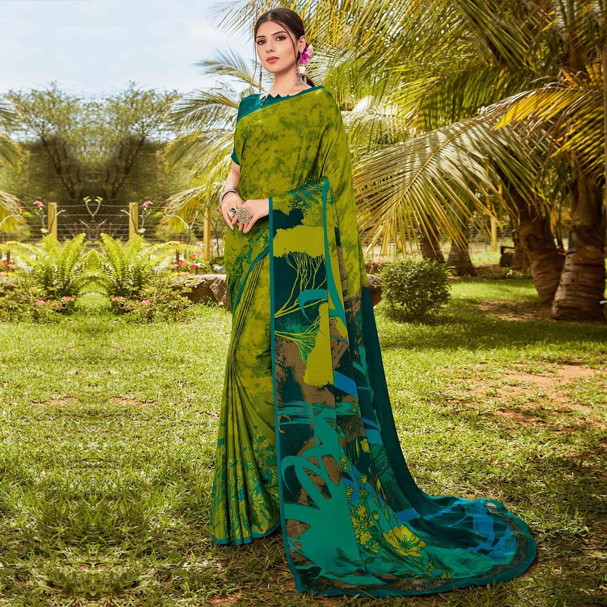 green-casual-wear-printed-crepe-saree-112448
