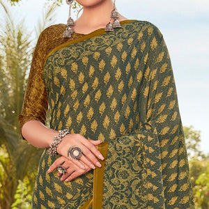green-casual-wear-printed-crepe-saree-112442