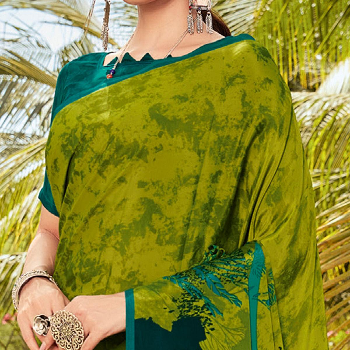 green-casual-wear-printed-crepe-saree-112448