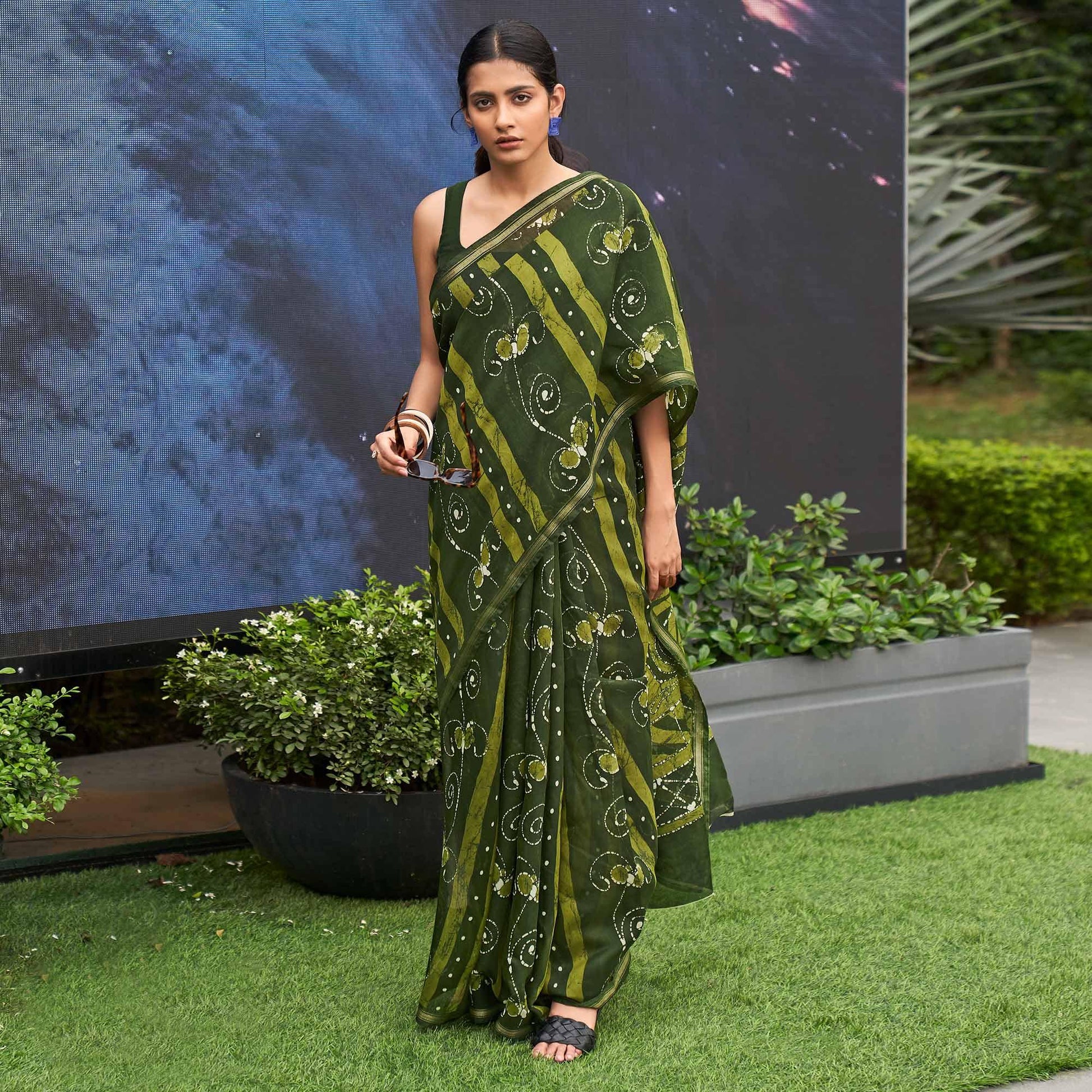 green-casual-wear-printed-linen-saree-124017