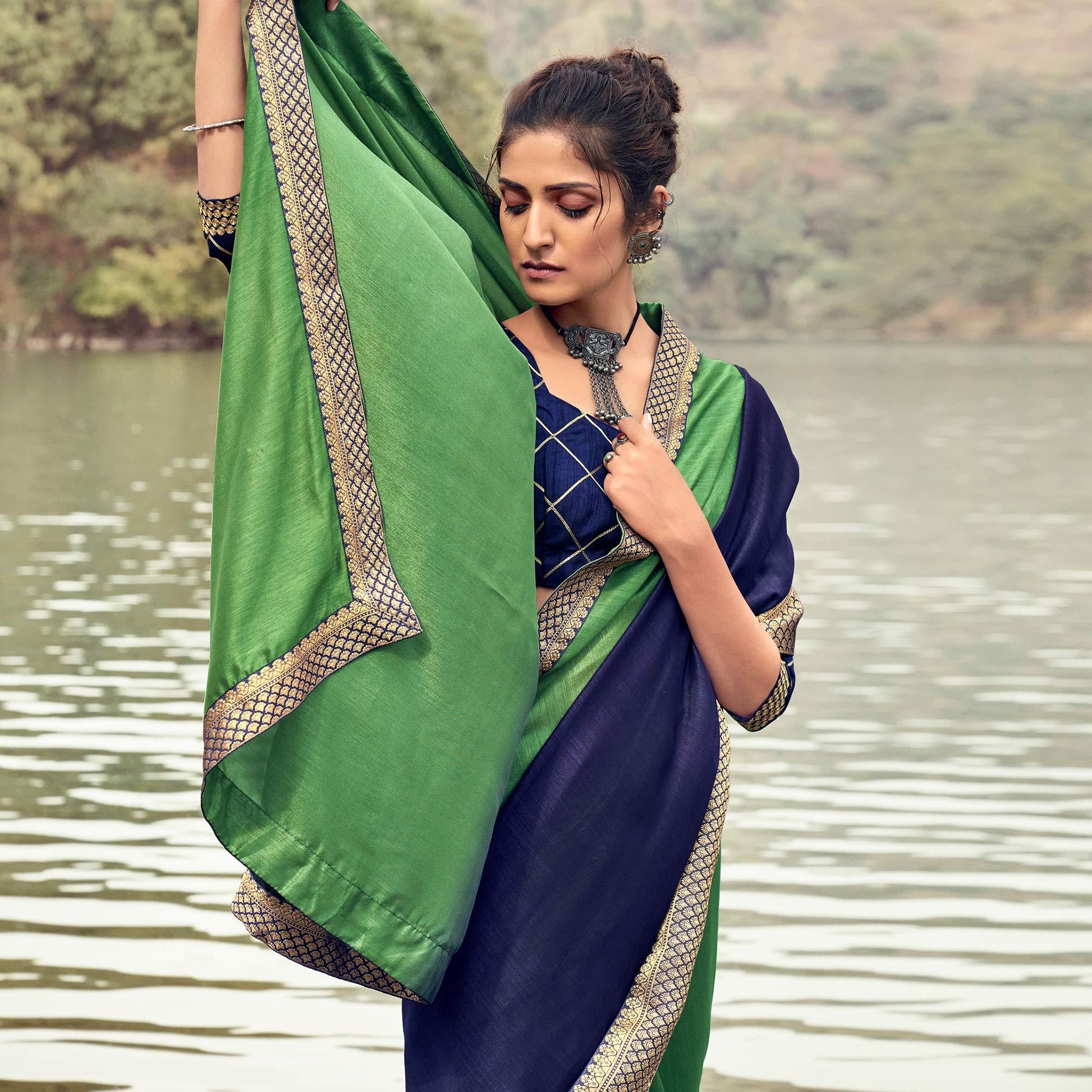 green-casual-wear-woven-vichitra-silk-saree-121535