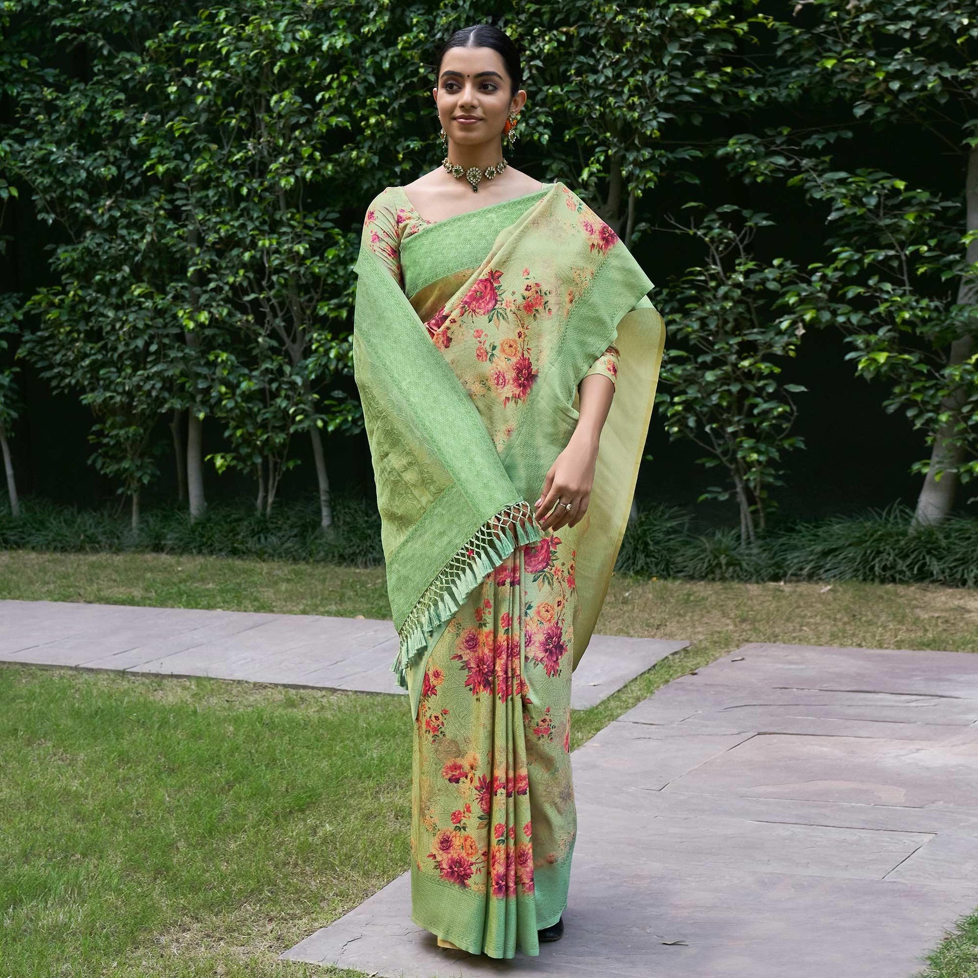 green-festive-wear-floral-printed-jacquard-silk-saree-with-woven-border-128345