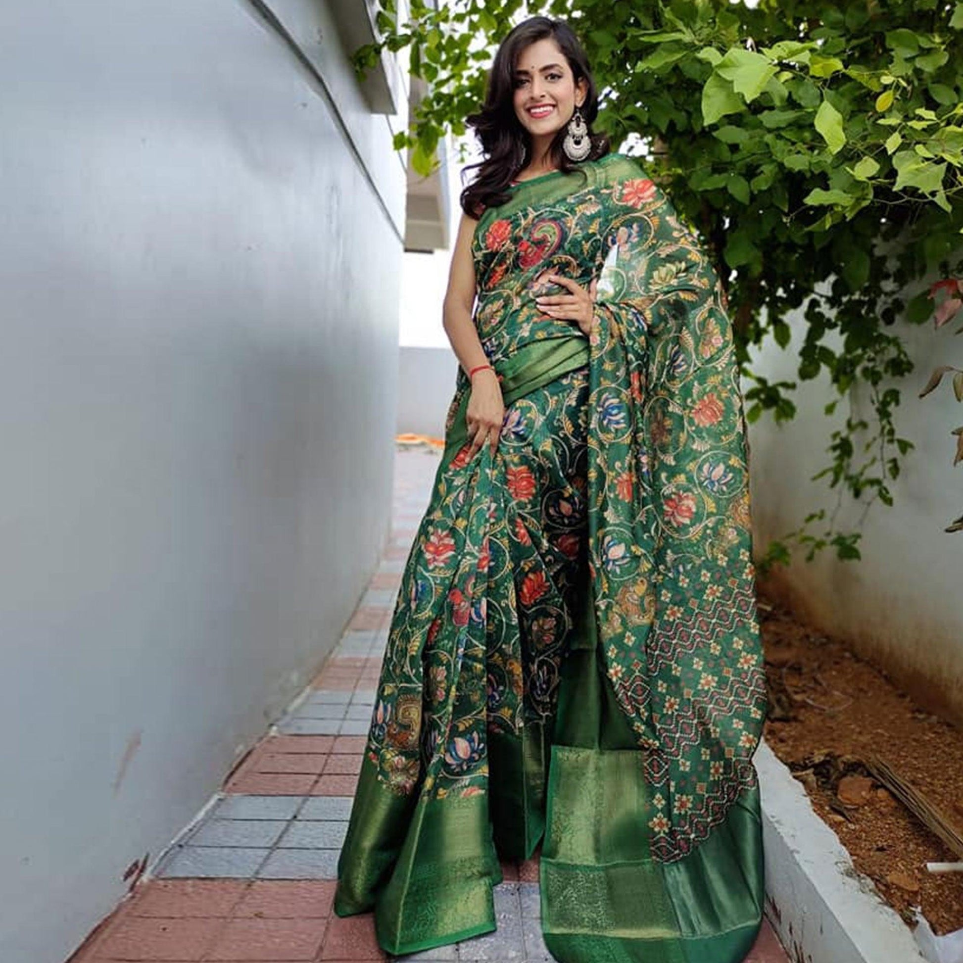 green-festive-wear-kalamkari-printed-chanderi-silk-saree-with-zari-weaving-border-128490
