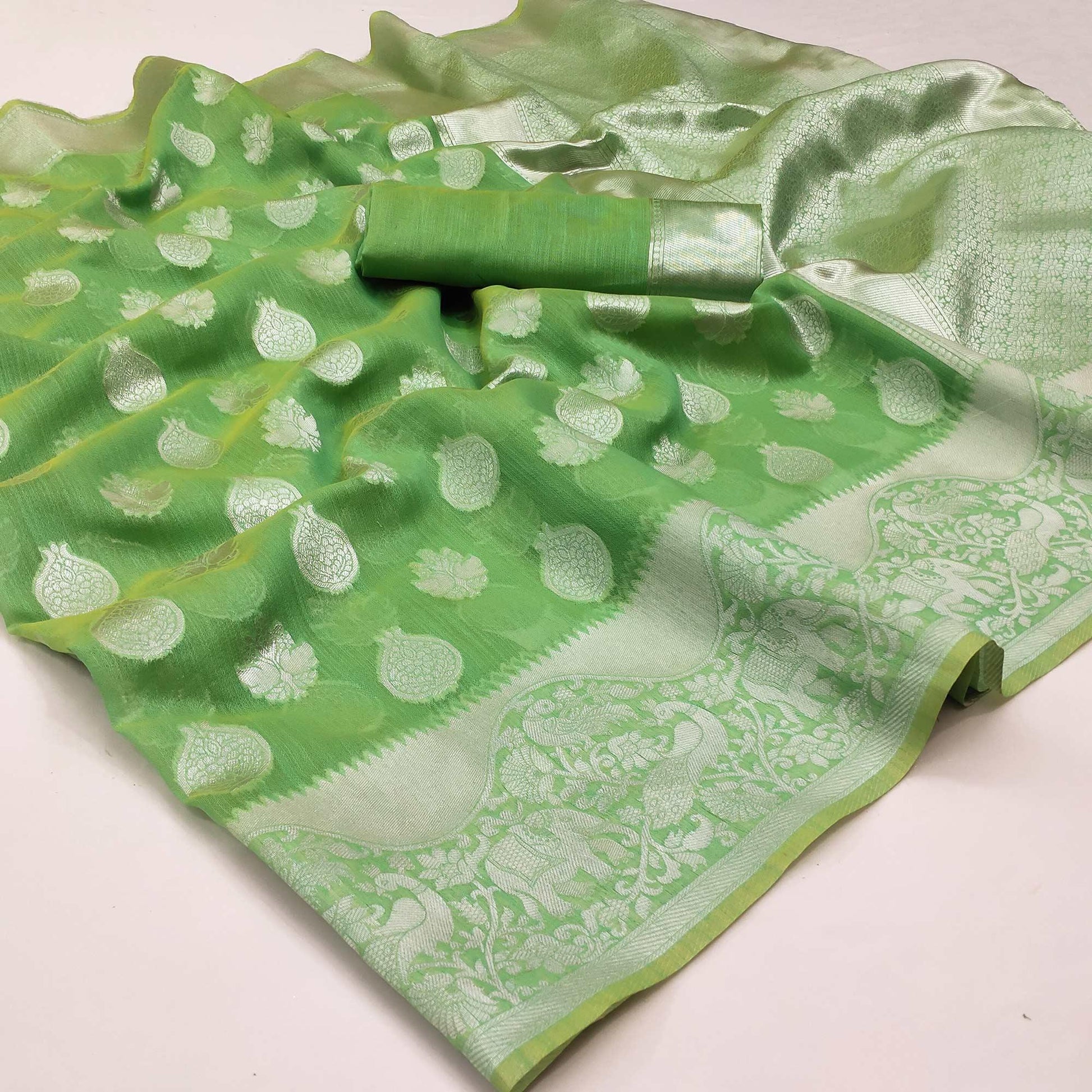 green-festive-wear-woven-banarasi-saree-131302