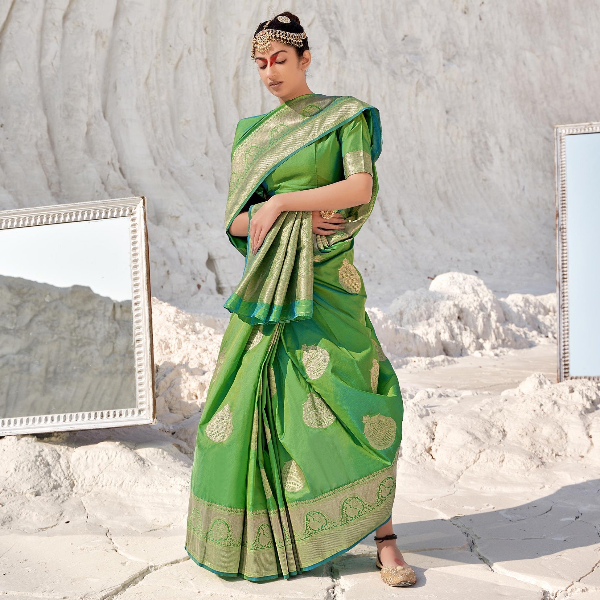 green-festive-wear-woven-banarasi-silk-saree-139428