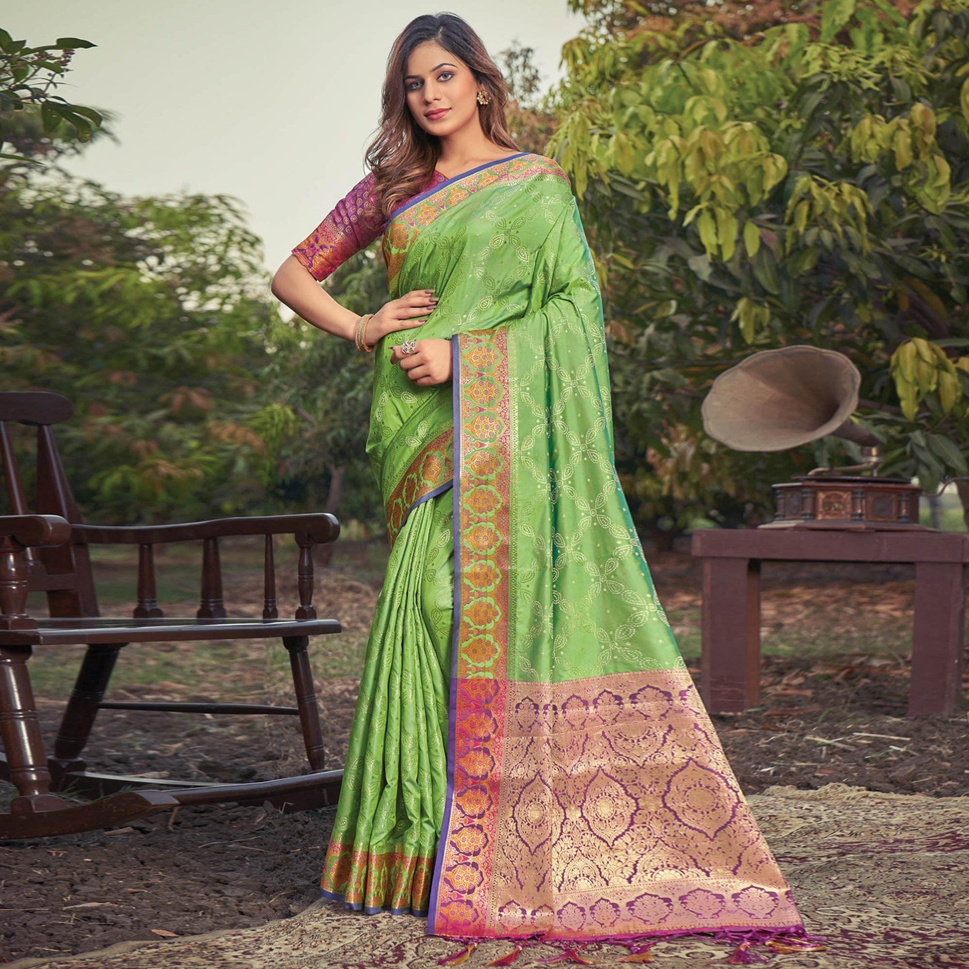 green-festive-wear-woven-banarasi-silk-saree-141595