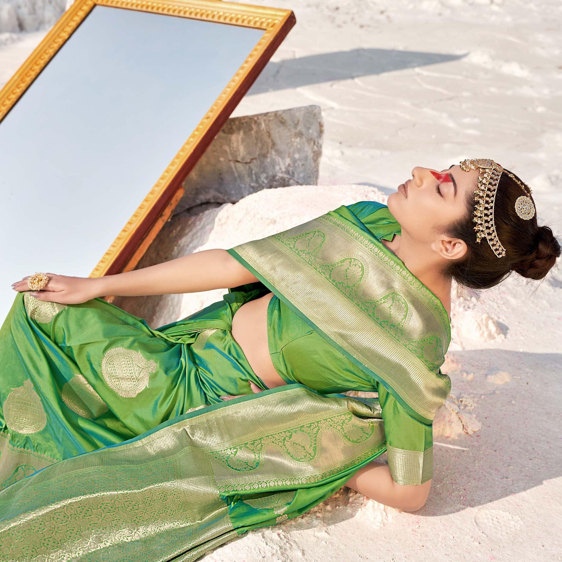 green-festive-wear-woven-banarasi-silk-saree-139428