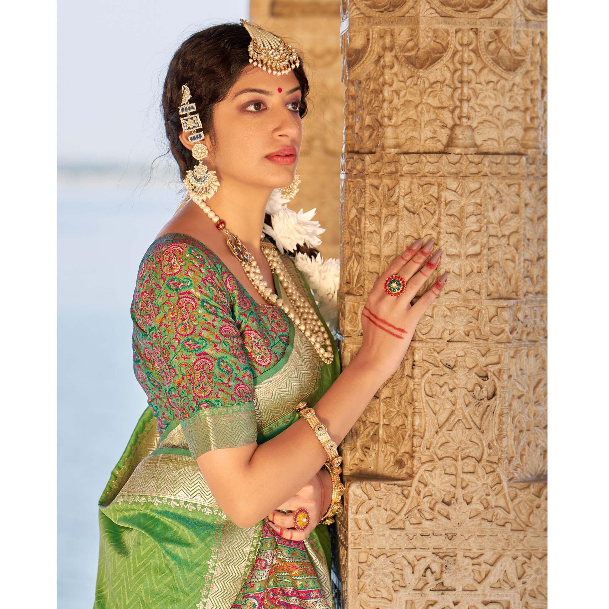 green-festive-wear-woven-banarasi-silk-saree-140376