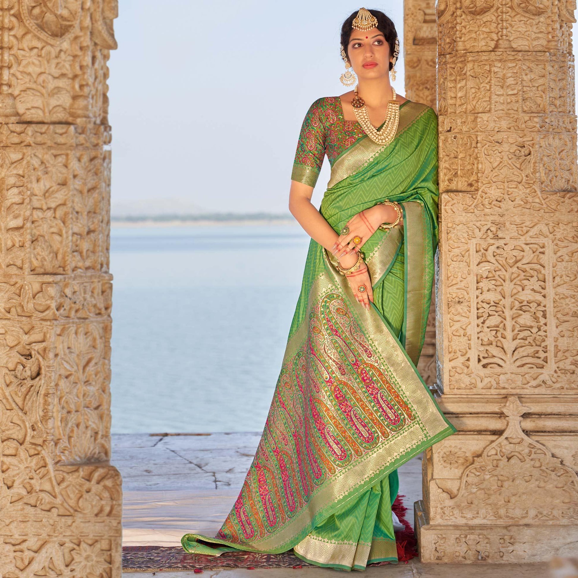 green-festive-wear-woven-banarasi-silk-saree-140376