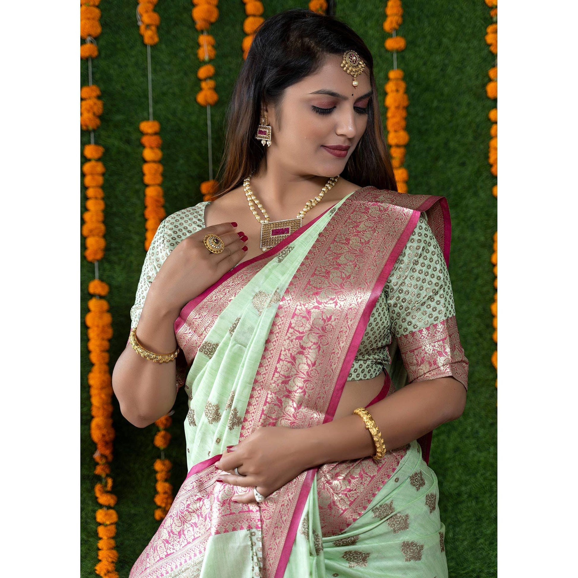 green-festive-wear-woven-banarasi-silk-saree