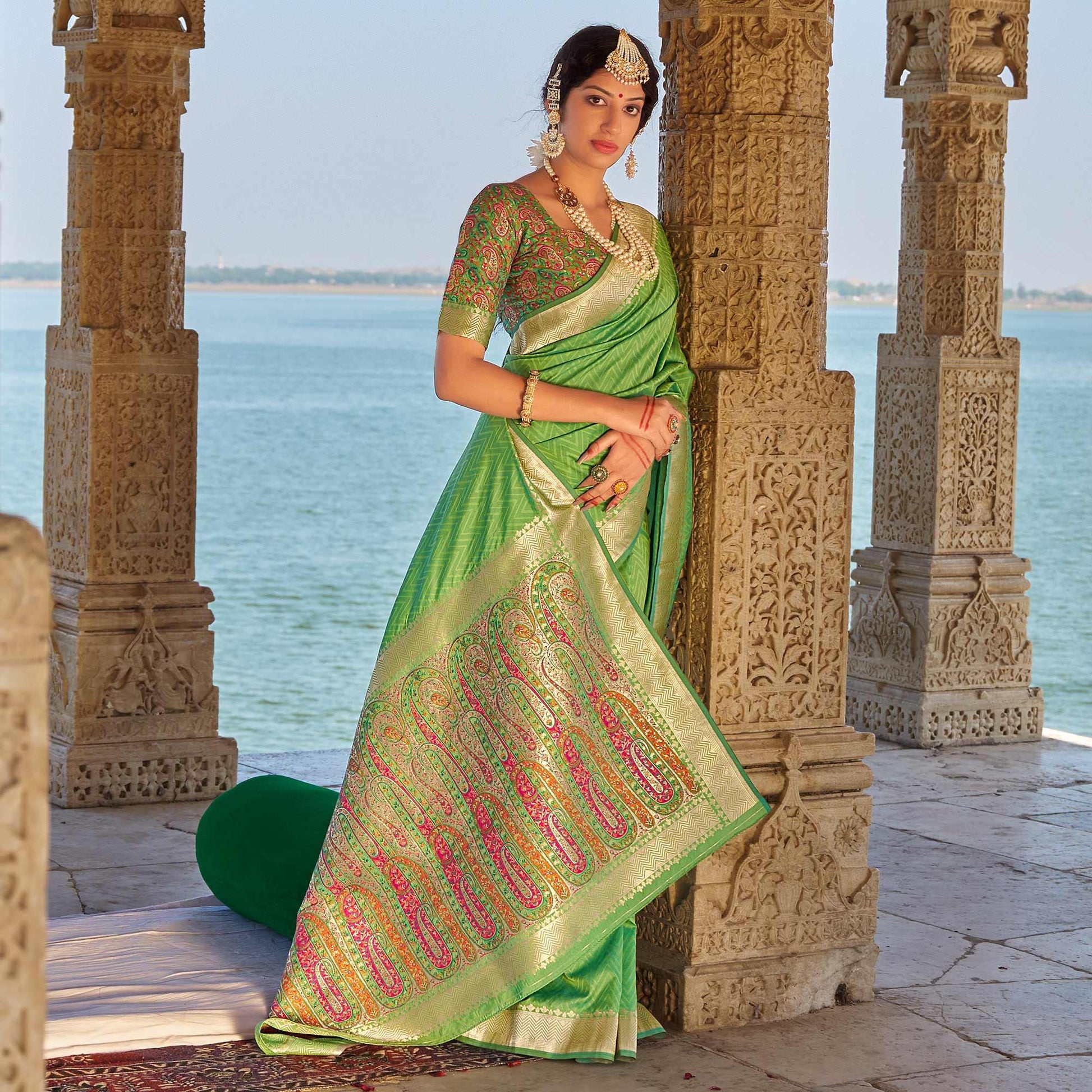 green-festive-wear-woven-banarasi-silk-saree-140376