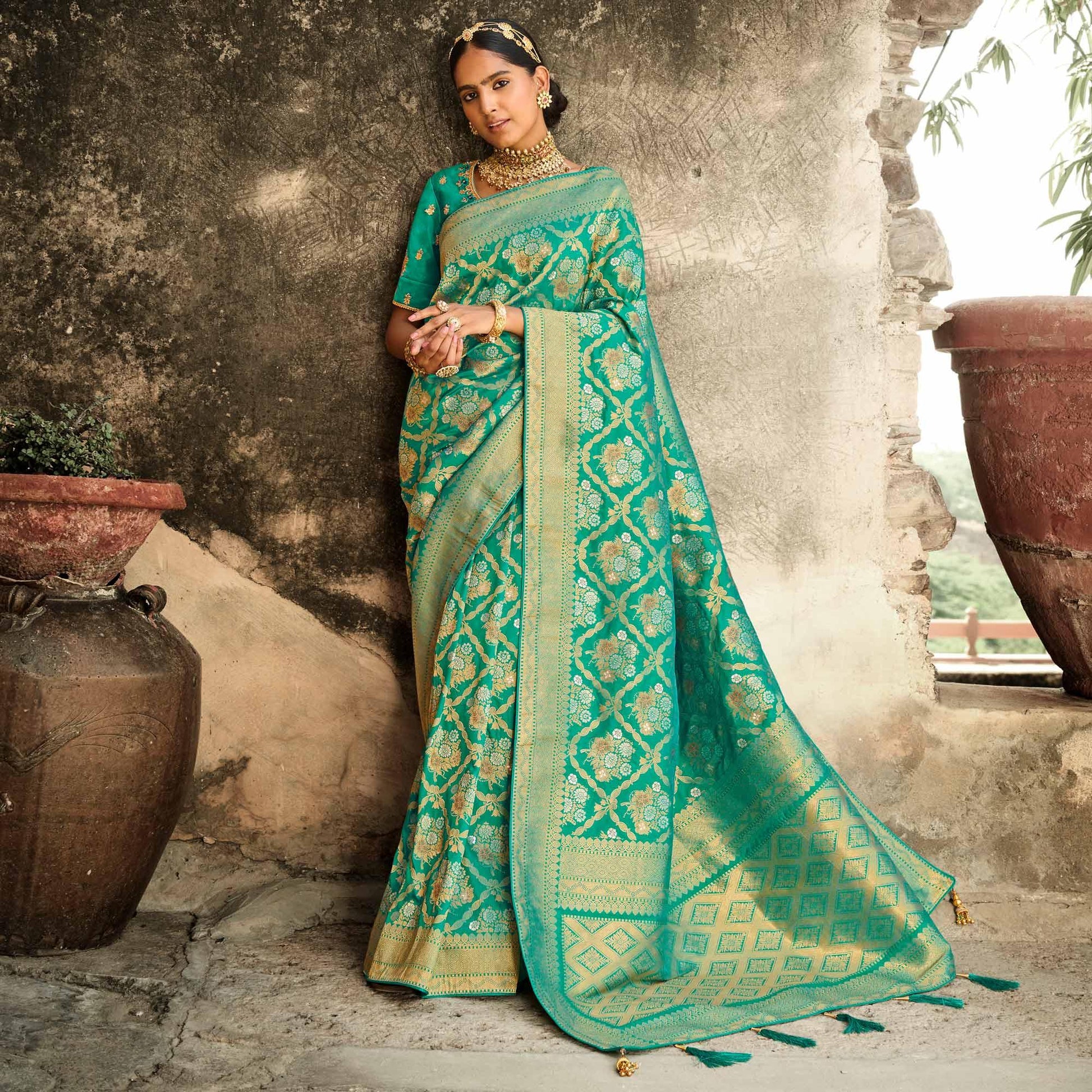 green-festive-wear-woven-silk-saree-135401