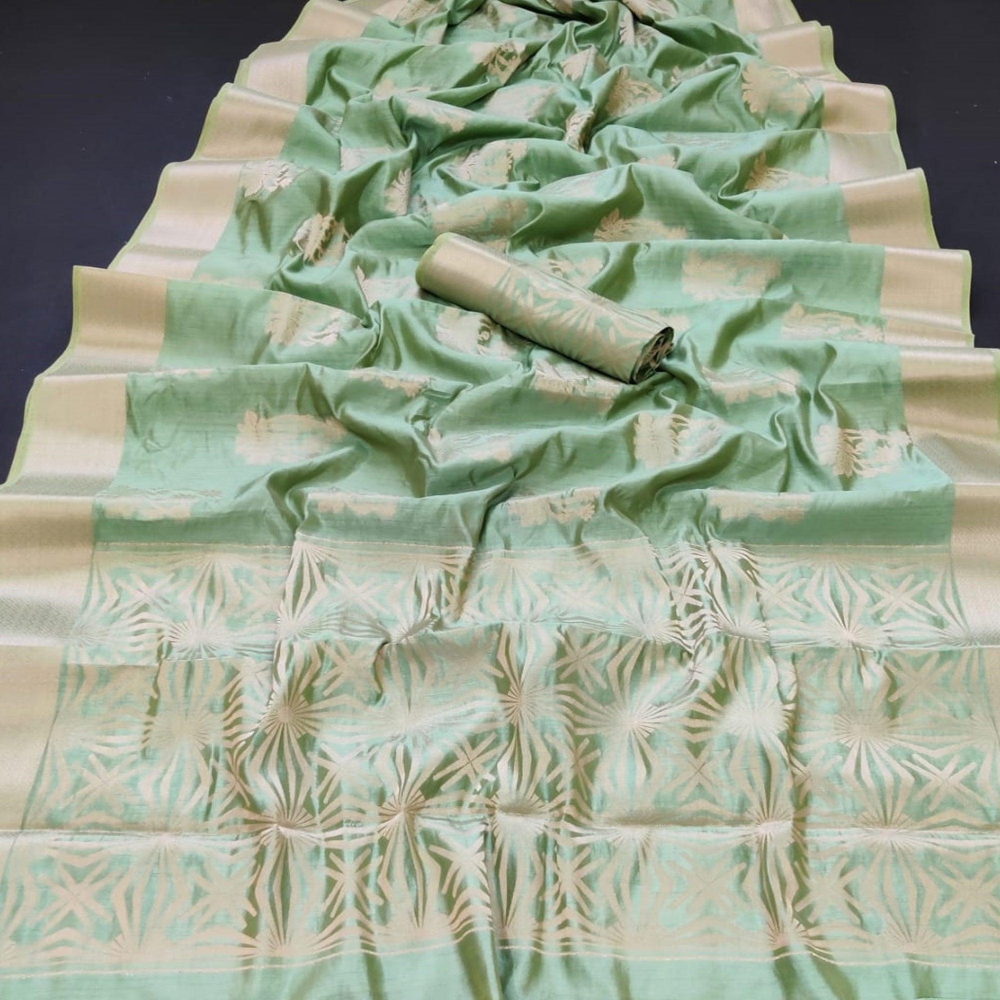 green-festive-wear-woven-pure-silk-saree-with-butta-pallu-109803