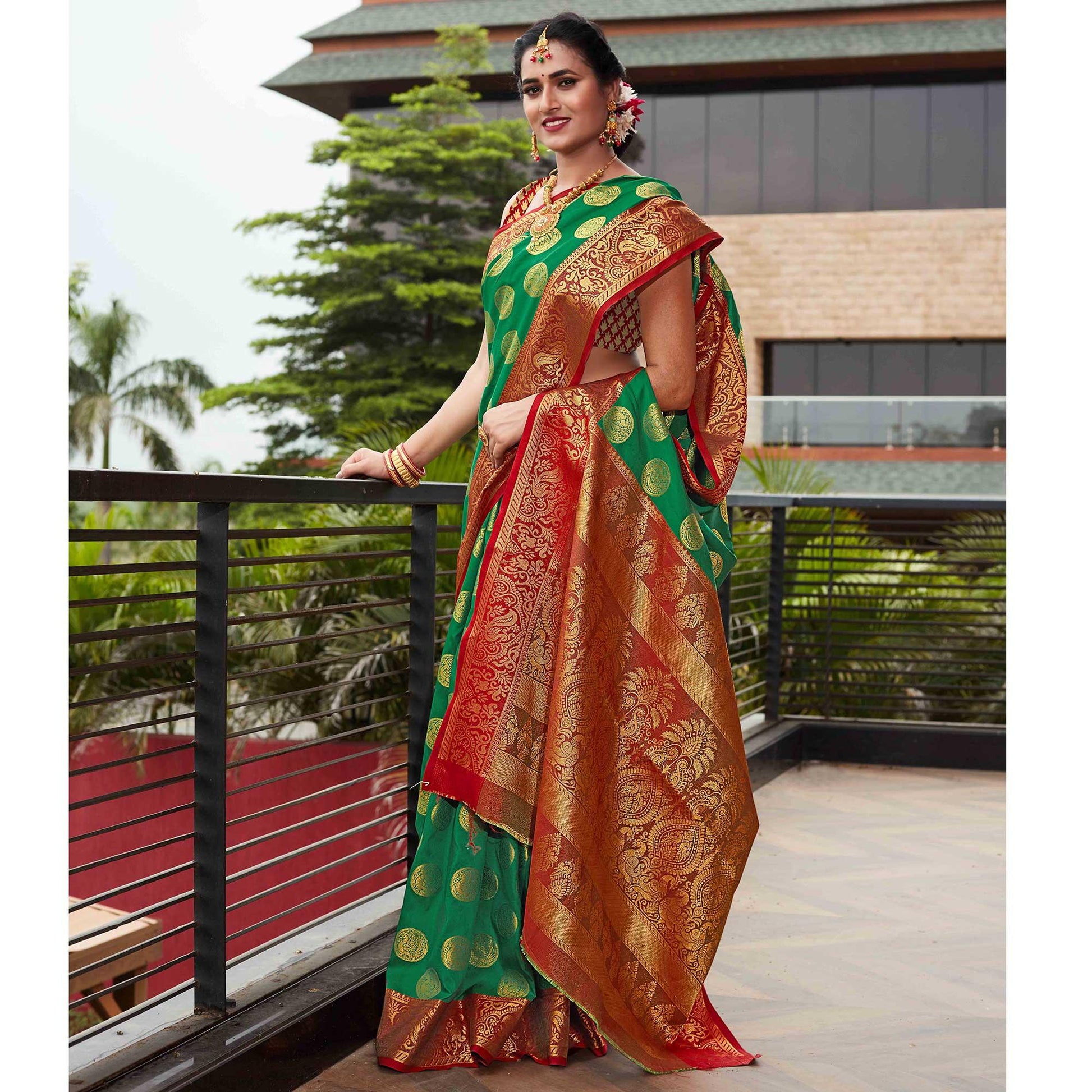 green-festive-wear-woven-silk-saree-with-meena-butta-rich-pallu-123157