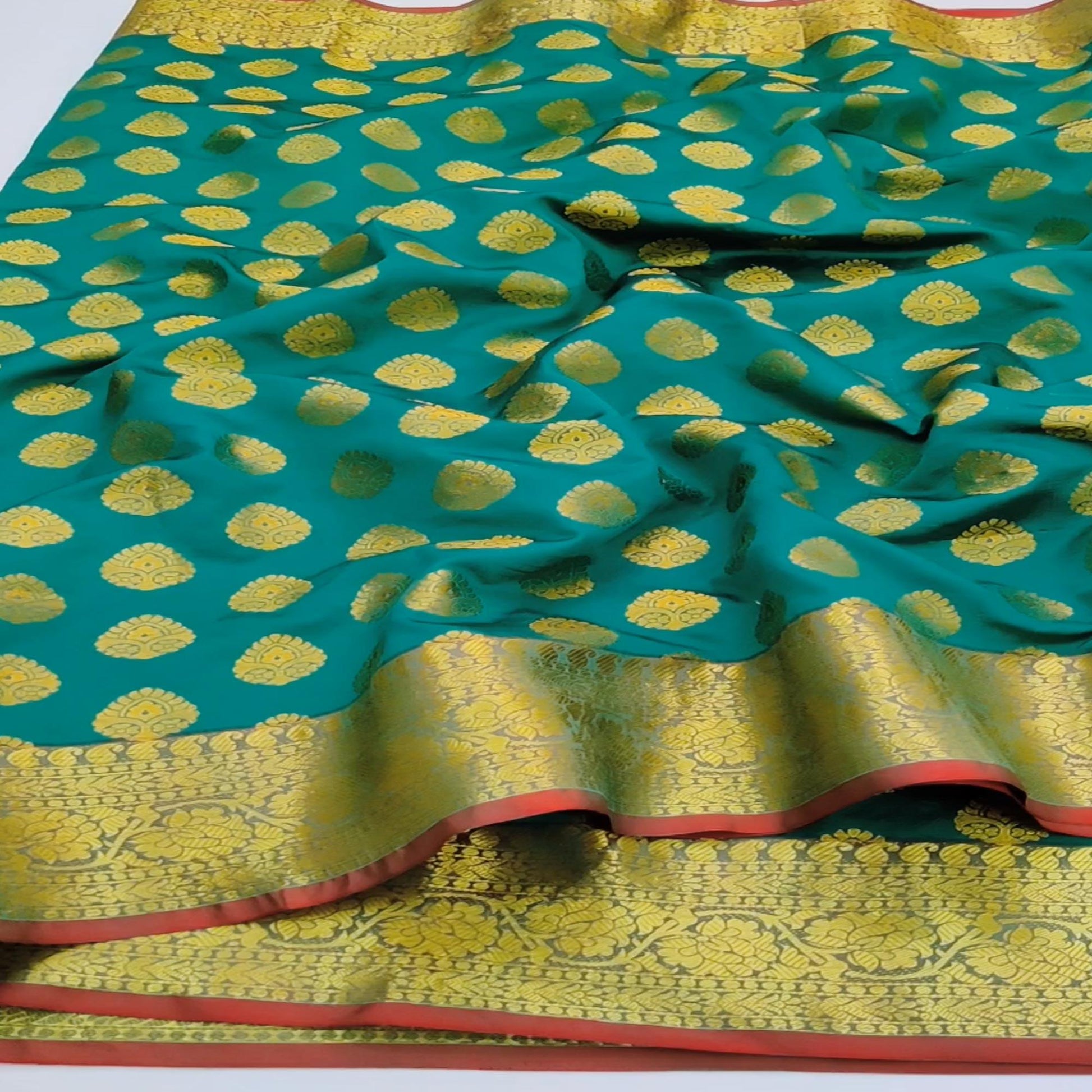 green-festive-wear-woven-silk-saree-with-rich-pallu-128932