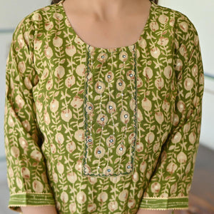 green-floral-foil-printed-chanderi-kurti-pant-set-with-dupatta