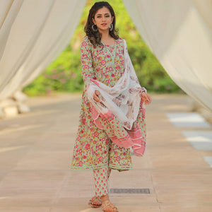 green-floral-printed-with-embroidered-cotton-kurti-pant-set