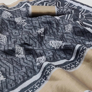 grey-casual-wear-digital-printed-silk-saree-with-zari-jacquard-border-139410