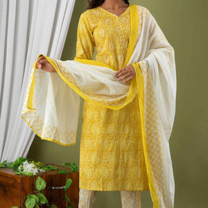 Women Yellow Paisley Print Cotton Kurti with Pant & Dupatta