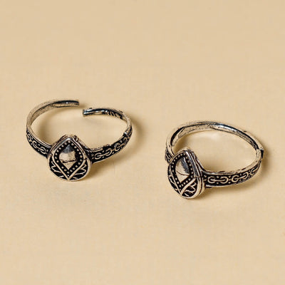 Antique Silver Finish Oxidised Brass Base Toe Ring (Adjustable)