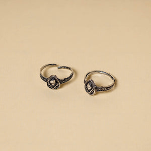 Antique Silver Finish Oxidised Brass Base Toe Ring (Adjustable)