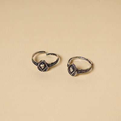 Antique Silver Finish Oxidised Brass Base Toe Ring (Adjustable)