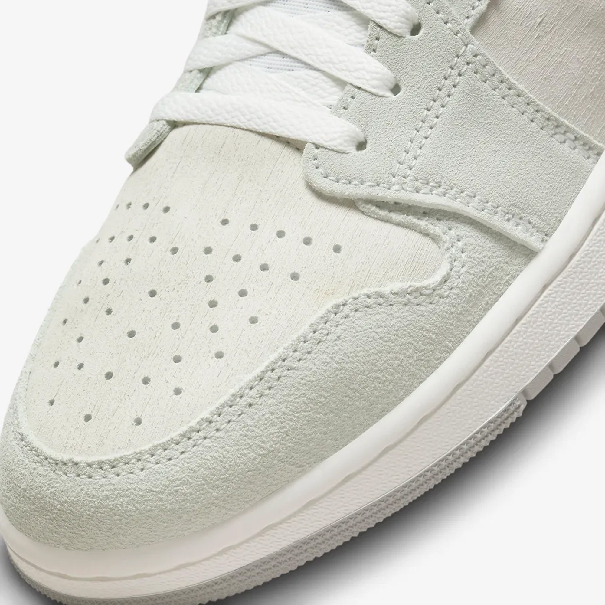 Jordan | AIR JORDAN 1 ZOOM CMFT 2 { SUMMIT WHITE/PARTICLE GREY-LIGHT SILVER - view 3