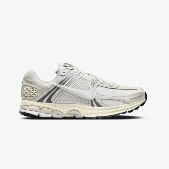 Nike | ZOOM VOMERO 5 SE { PLATINUM TINT/PHOTON DUST-CASHMERE