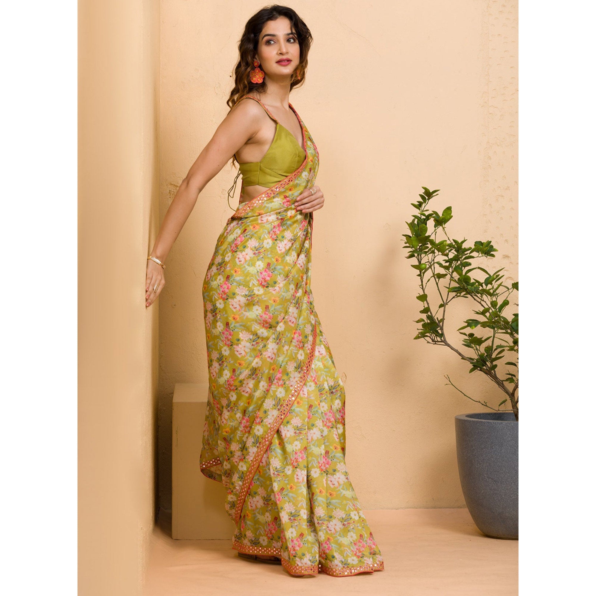 BlackTree green-floral-printed-chinon-saree-with-fancy-mirror-border - view 4
