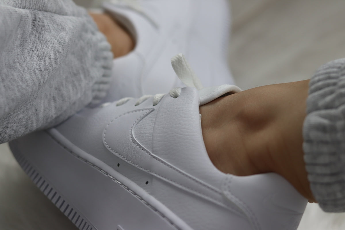 Versatility of white sneakers – A Comprehensive Explainer on the Versatility of White Sneakers in Everyday Life